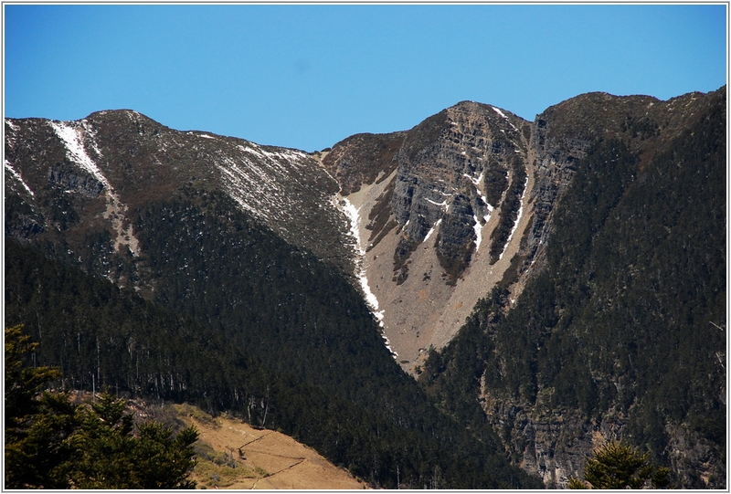 2012-03-05 11-09-36往東峰途中看聖稜殘雪.JPG